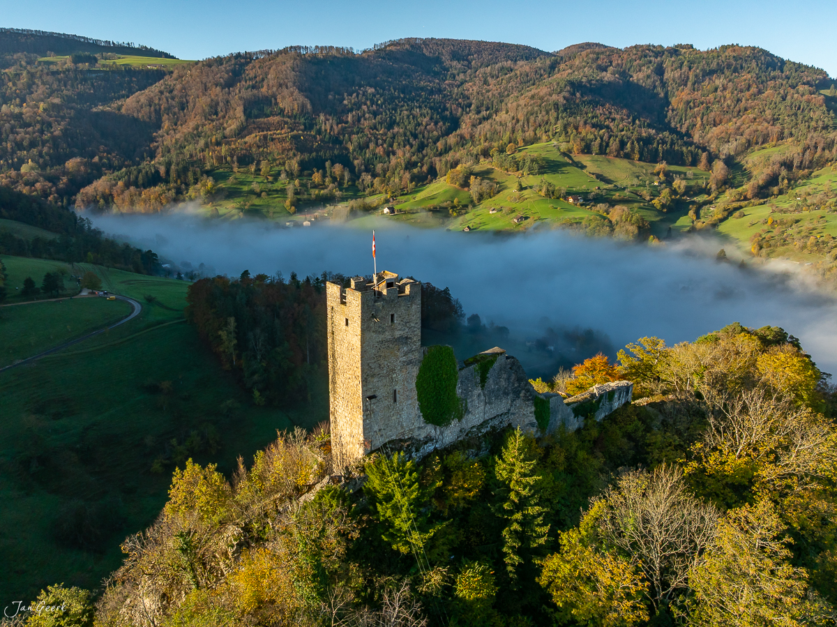 Schloss Waldenburg Ruine mit Herbstwald und Nebelmeer Luftaufnahme Baselbiet Schweiz – Jan Geerk Fotograf Basel