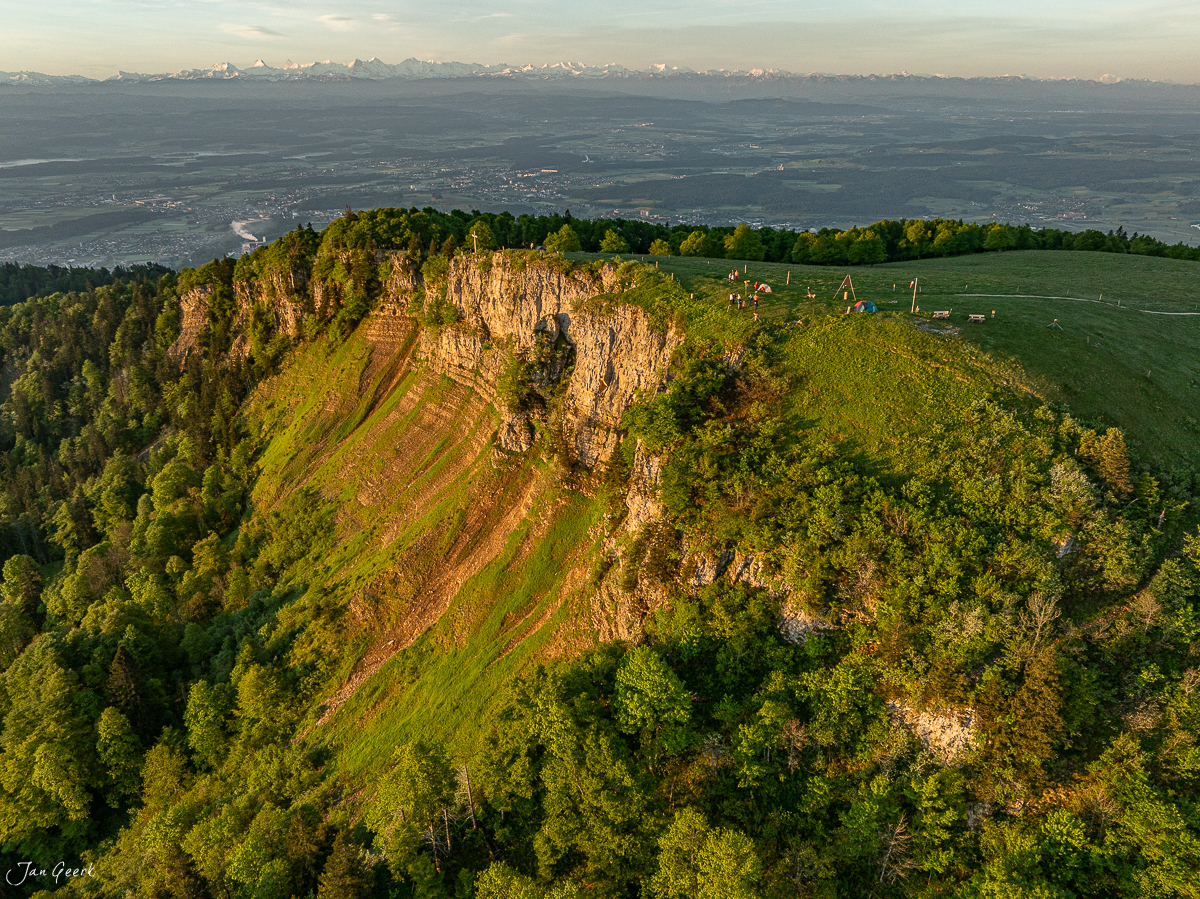 Felsklippe mit Wald und Alpenpanorama bei Sonnenaufgang im Sommer, Weissenstein Jura Solothurn Schweiz – Jan Geerk Fotograf Basel