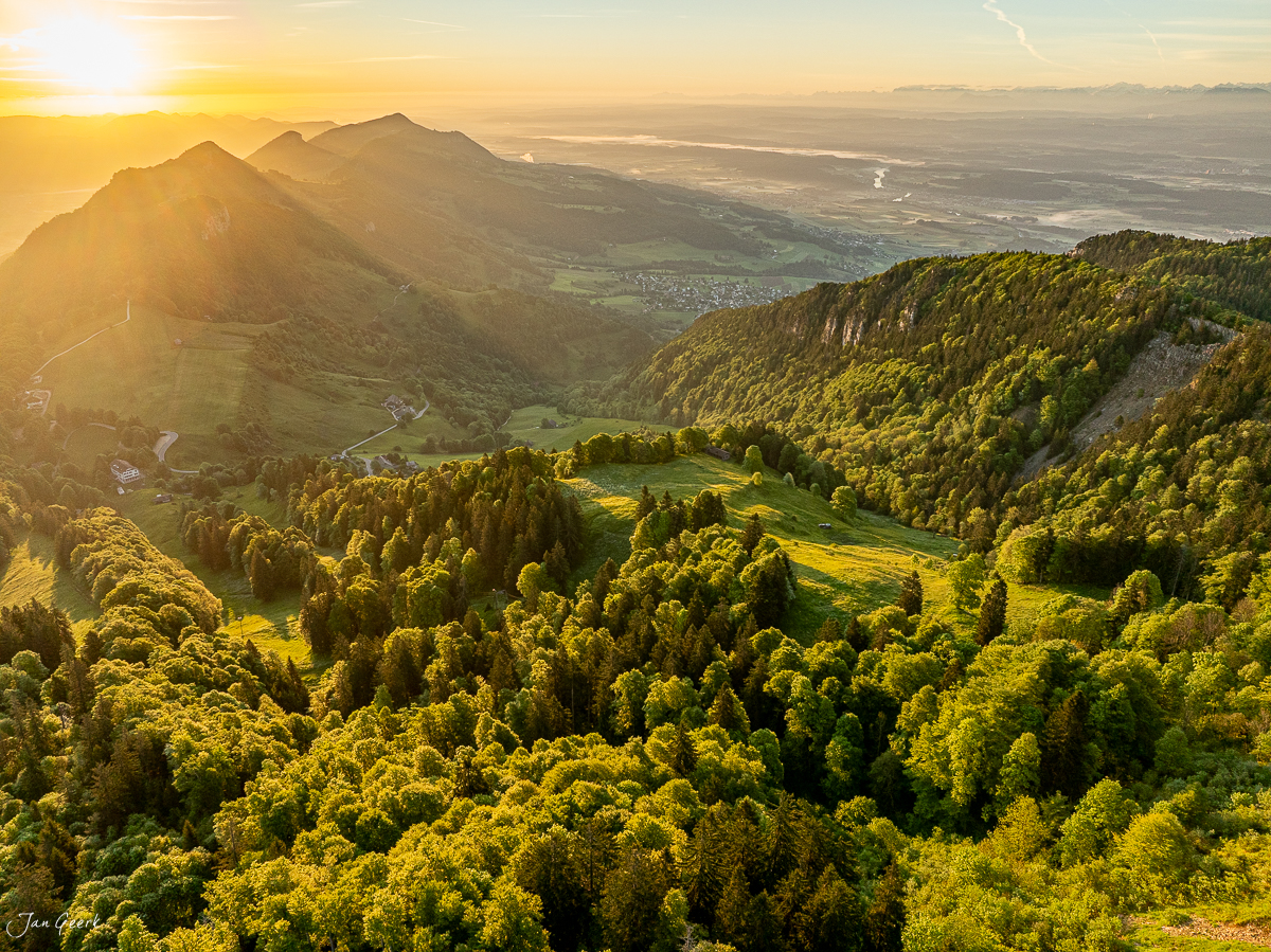 Luftaufnahme Weissenstein Sonnenaufgang über Jura-Tal mit Nadelwäldern Sommer Schweiz Jan Geerk Fotograf Basel