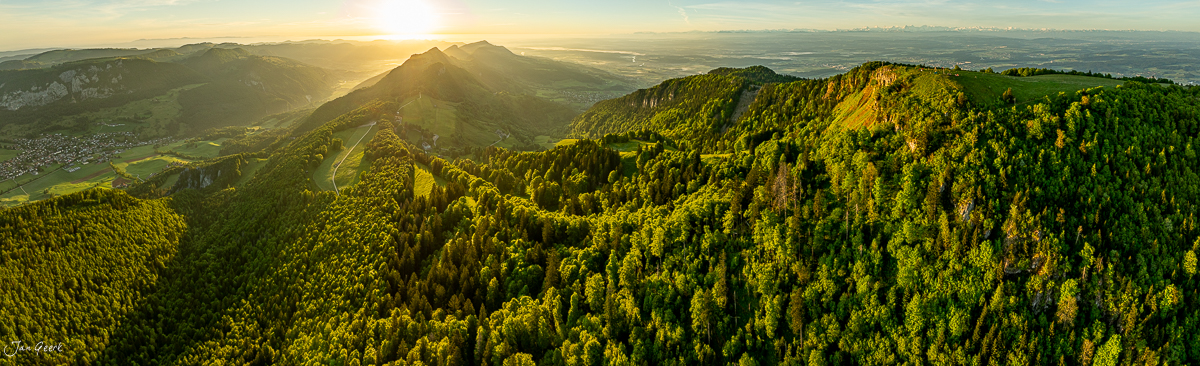 Luftaufnahme Weissenstein Sonnenaufgang Jura Solothurn grüne Wälder Schweiz Jan Geerk Fotograf Basel
