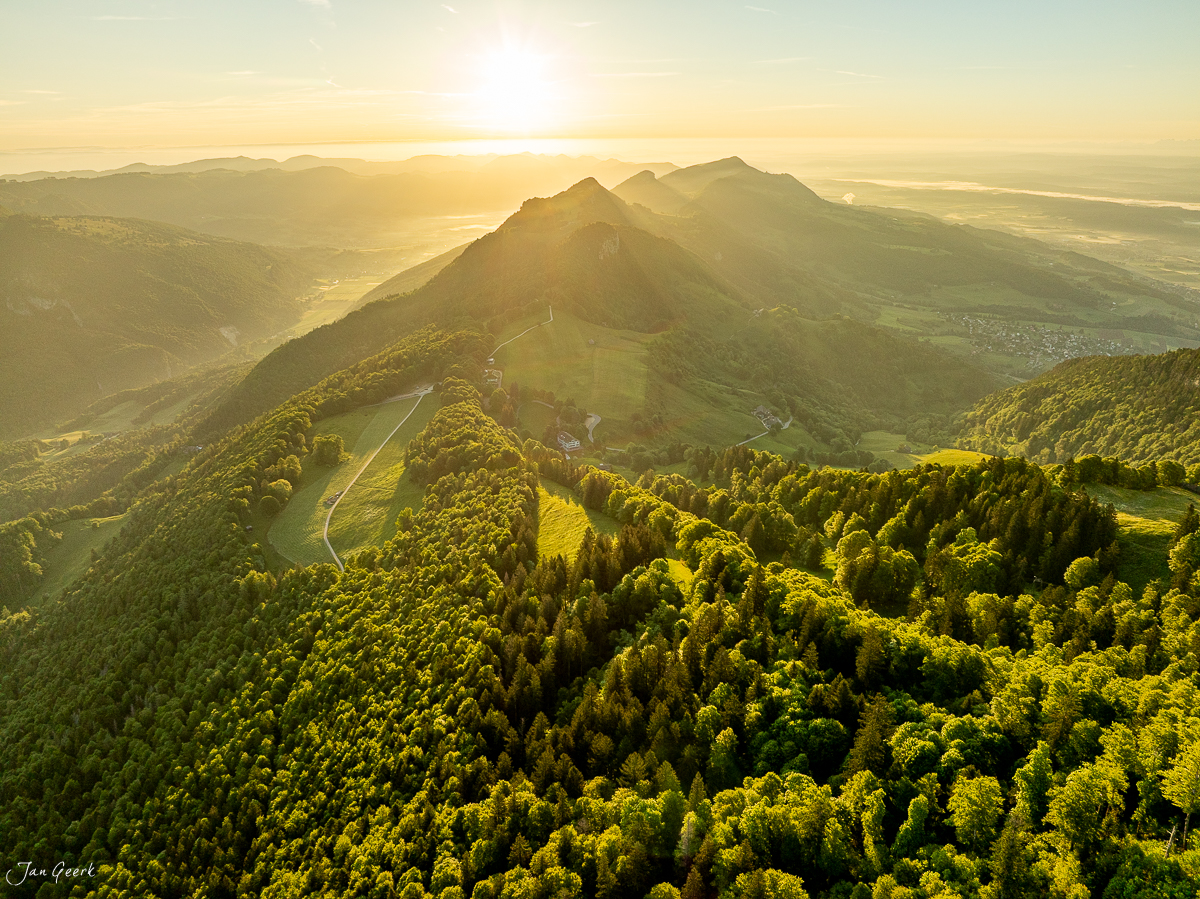 Weissenstein mit Morgenlicht, Jura Luftaufnahme Sommer Sonnenaufgang Solothurn Schweiz Jan Geerk Fotograf Basel