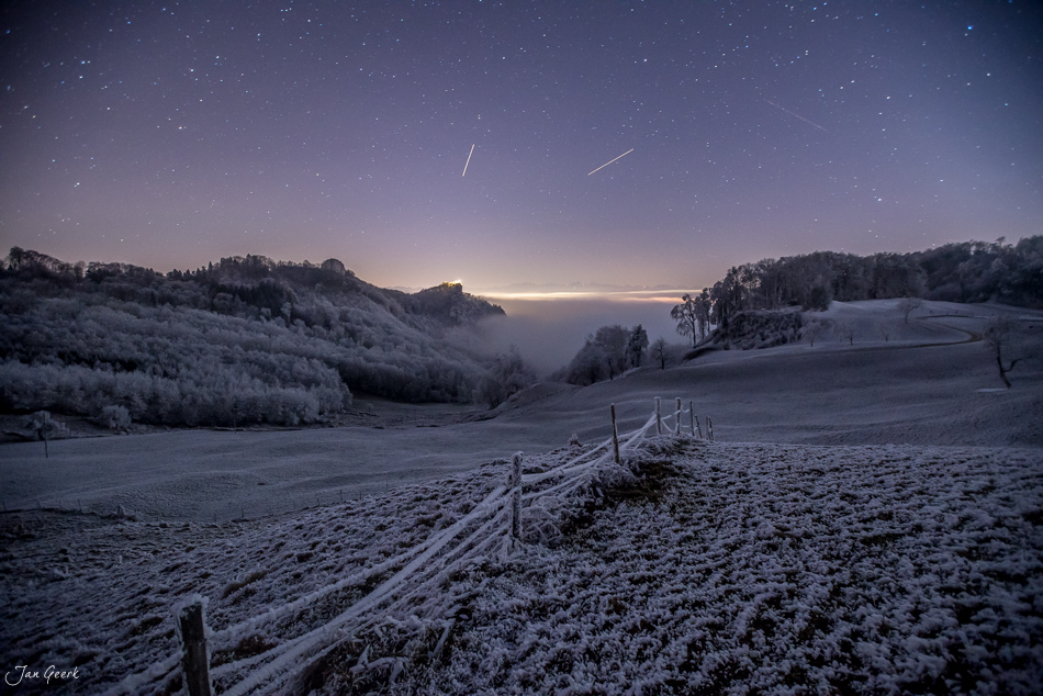 Winterlandschaft Wisen mit Reif, Nebel und Meteoren in der Nordwestschweiz – Jan Geerk Fotograf Basel