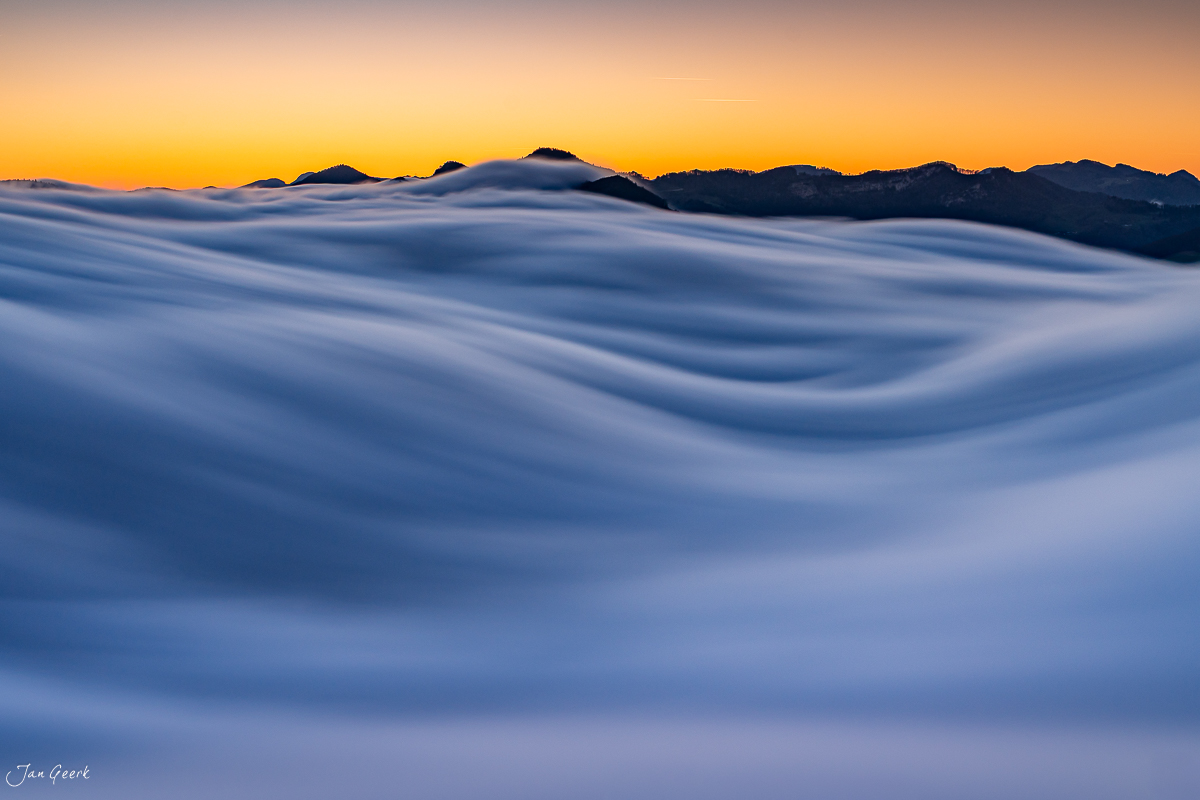 Nebelwelle über Wisen bei Sonnenaufgang, Baselland Solothurn Schweiz – Jan Geerk Fotograf Basel