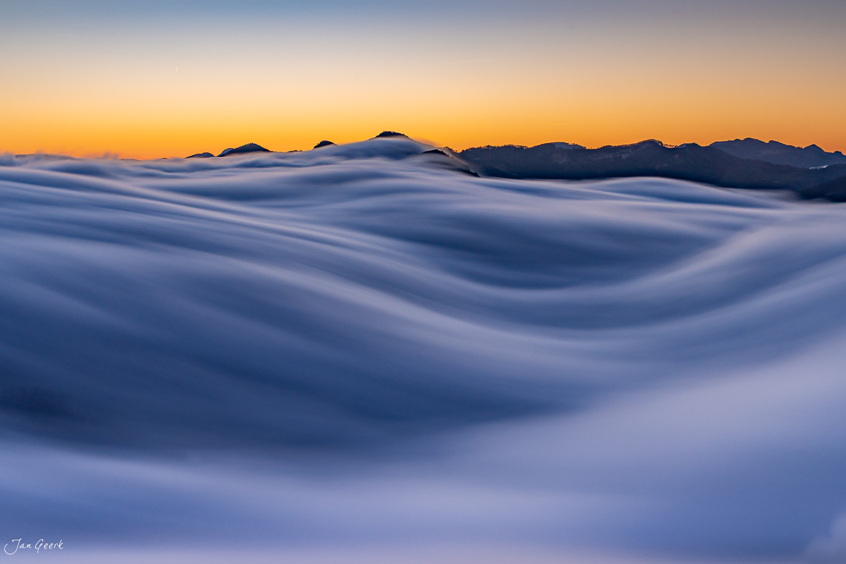Nebelwelle über Wisenberg im Winter, Blick über Nebelmeer zu fernen Bergen, Nordwestschweiz – Jan Geerk Fotograf Basel