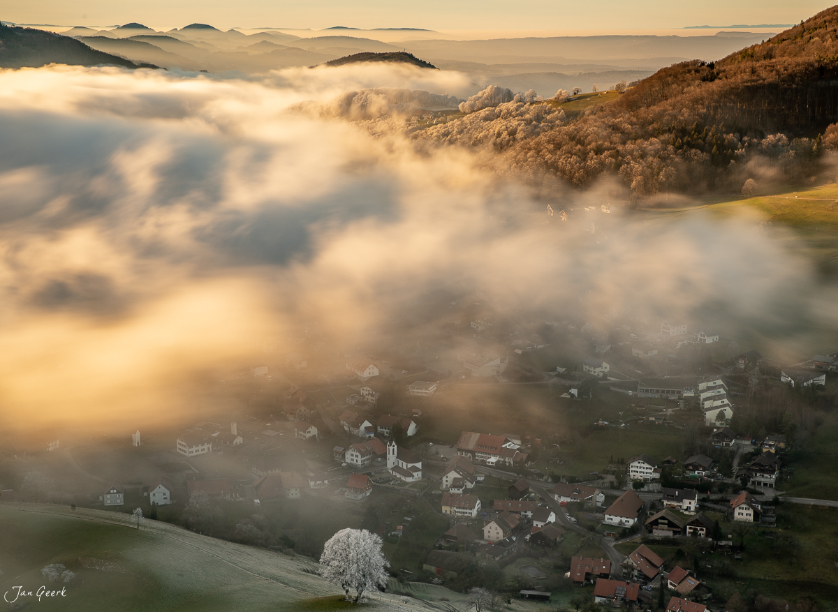 Nebelmeer über Wisenberg mit Dorf und herbstlichen Wäldern in der Schweiz – Jan Geerk Fotograf Basel