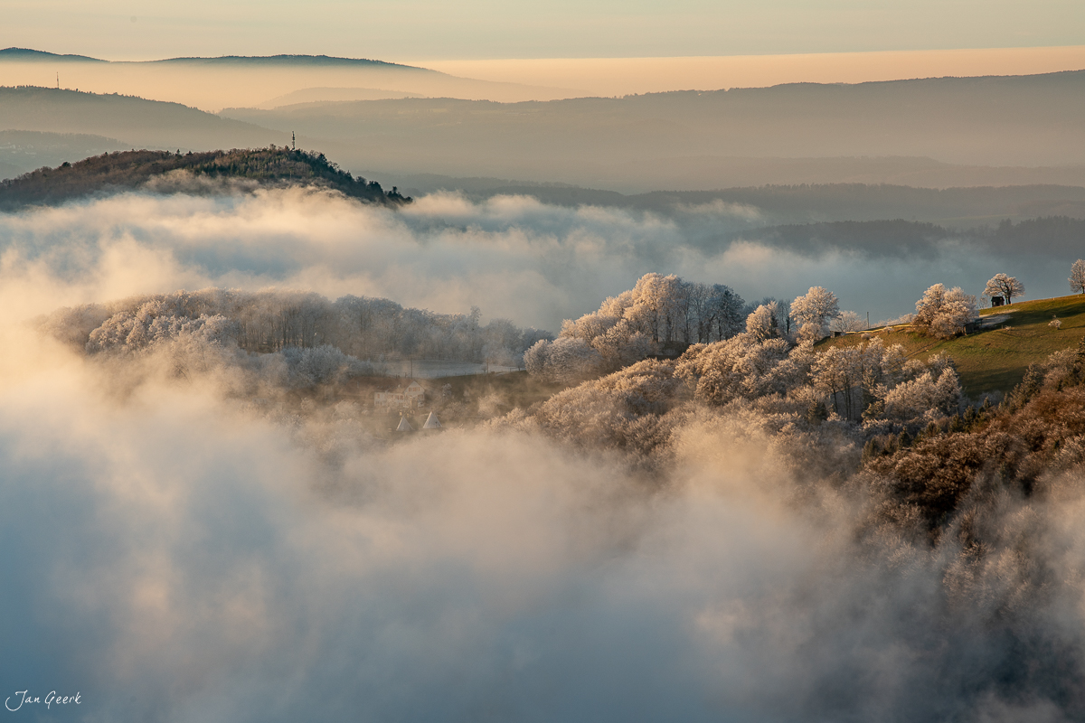 Nebelmeer über Wisenberg im Baselland bei Sonnenaufgang, winterliche Landschaft Schweiz – Jan Geerk Fotograf Basel