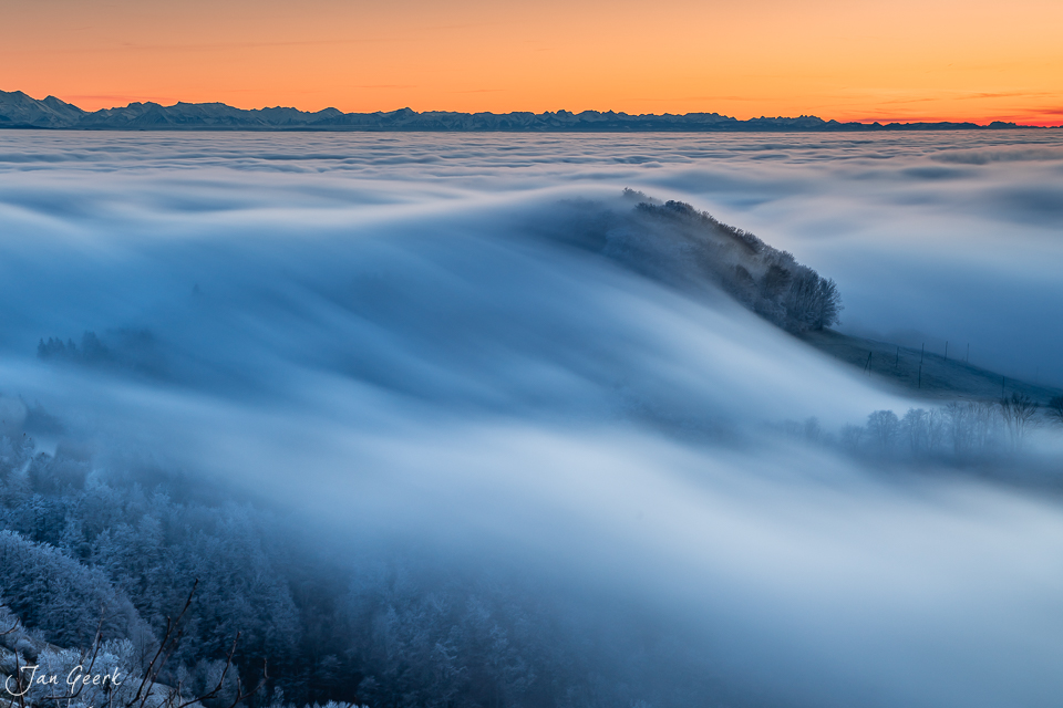 Nebellandschaft mit Reifkristallen am Wisenberg bei Sonnenaufgang, Baselland Schweiz – Jan Geerk Fotograf Basel
