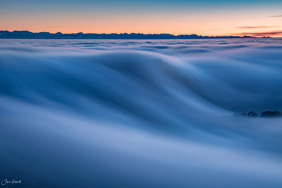 Nebelmeer über dem Wisenberg bei Sonnenaufgang in Baselland Schweiz – Jan Geerk Fotograf Basel