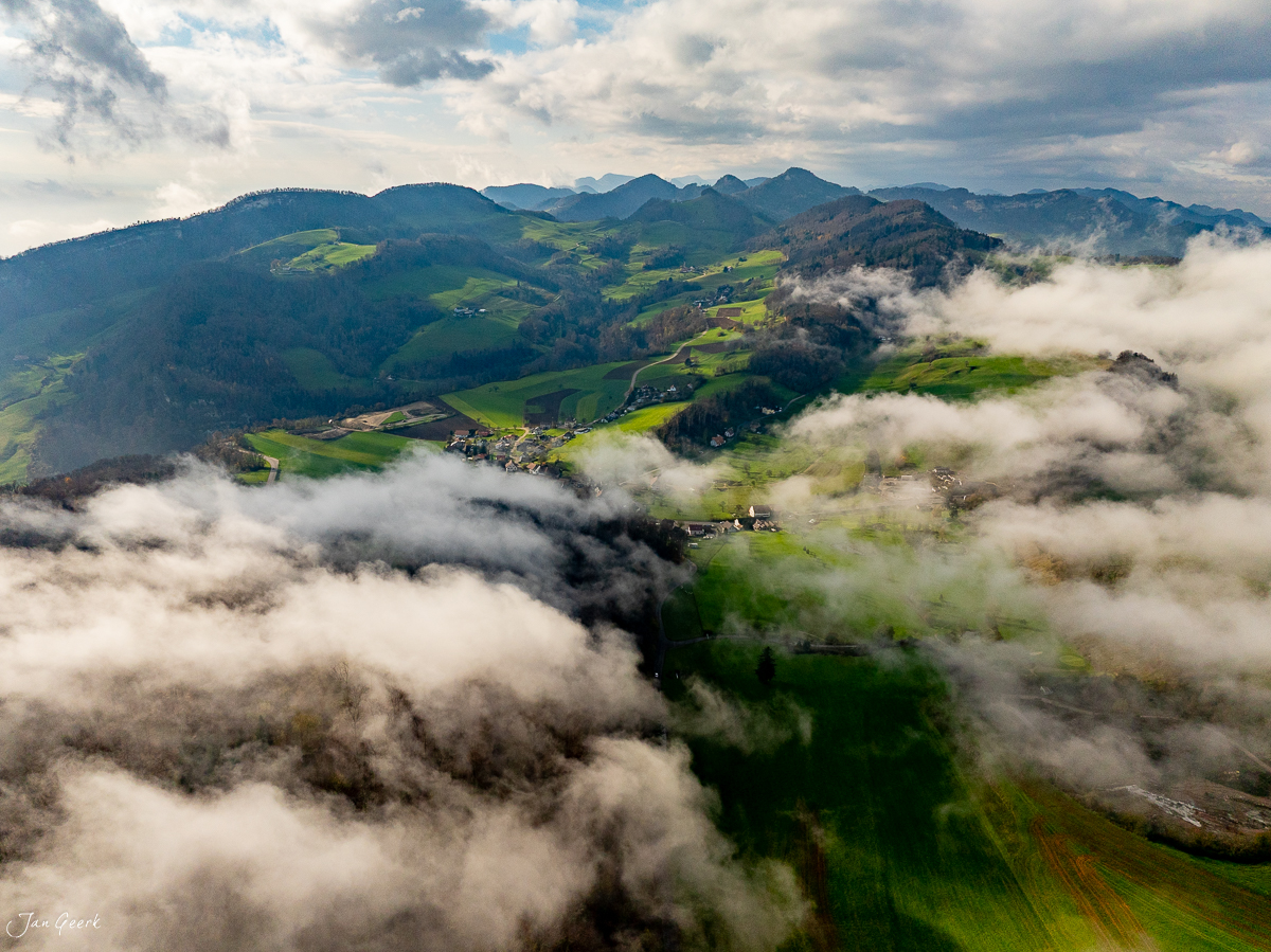 Luftaufnahme Wisenfluh mit Nebel Herbstlicht Baselland Schweiz Jan Geerk Fotograf Basel