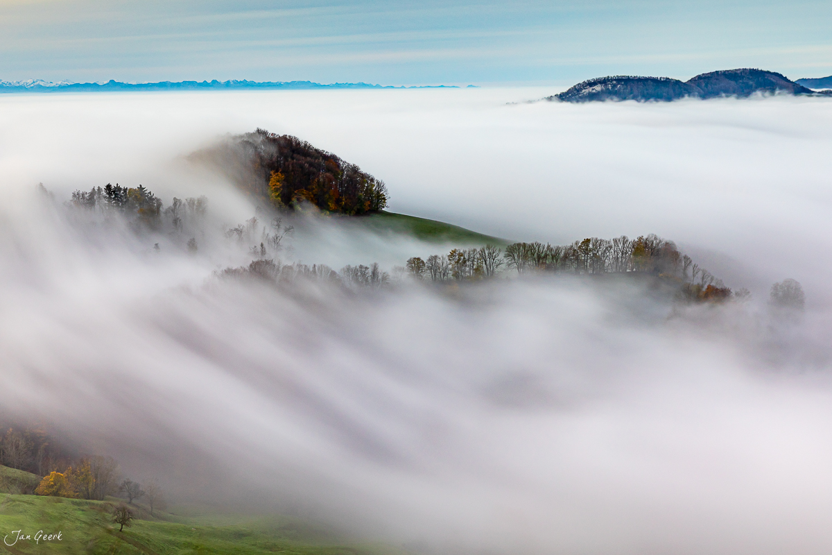 Nebelwelle über Wisenfluh mit Herbstwald und Alpensicht, Baselland Schweiz – Jan Geerk Fotograf Basel