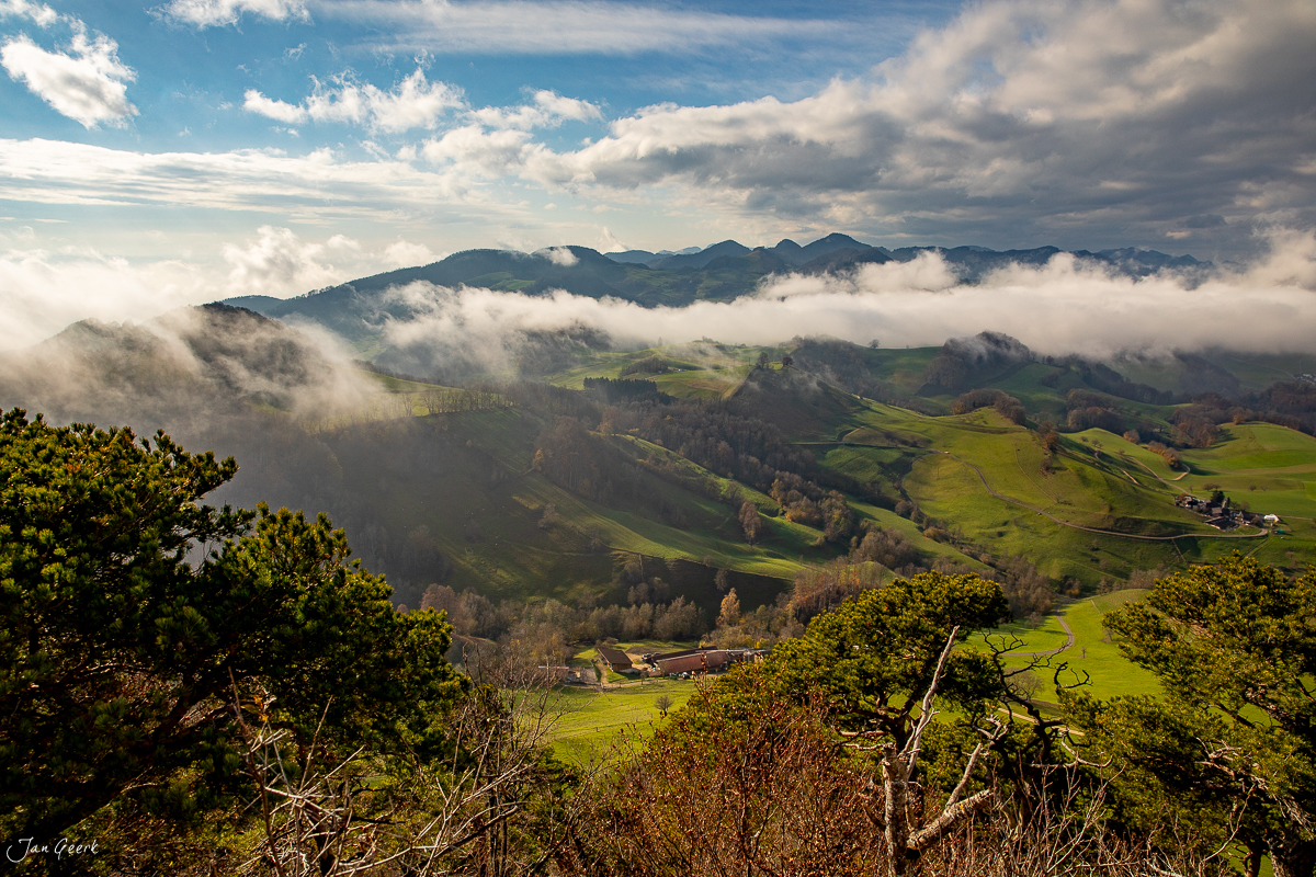 Herbstliche Berglandschaft mit Nebel und Wiesenfluhe im Baselbiet, Schweiz – Jan Geerk Fotograf Basel