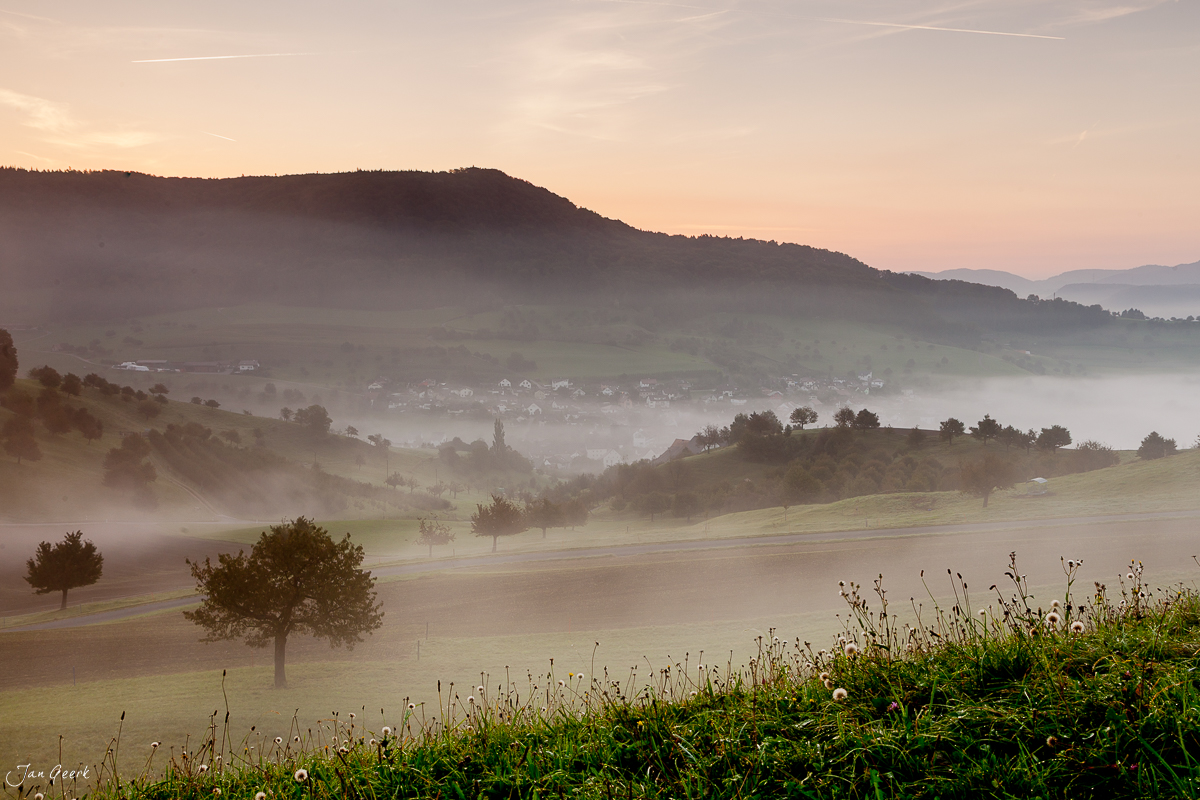 Nebelmeer Tal Baselland Sonnenaufgang Herbst Nordwestschweiz – Jan Geerk Fotograf Basel