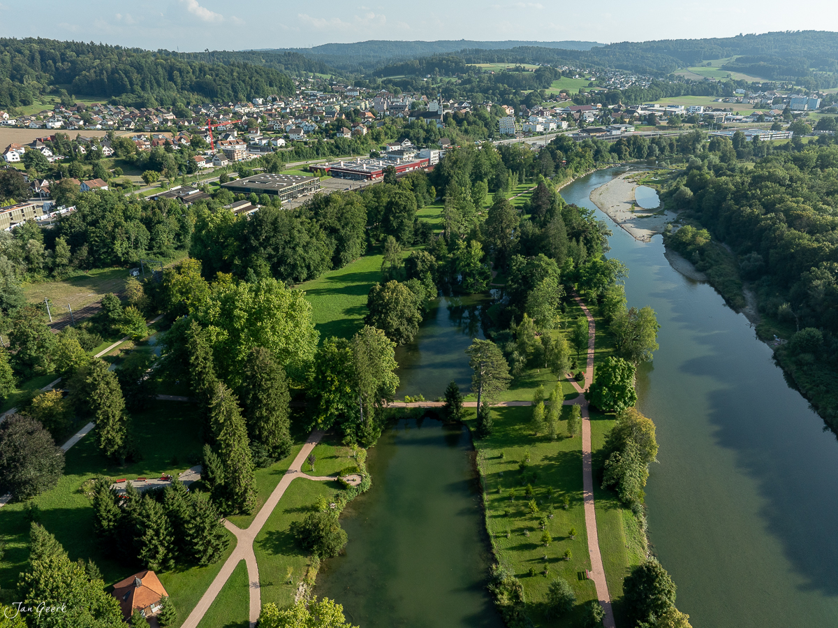 Luftaufnahme Schönenwerd mit Fluss, Park und Industriegebäude bei Sonnenschein Sommer Schweiz Jan Geerk Fotograf Basel