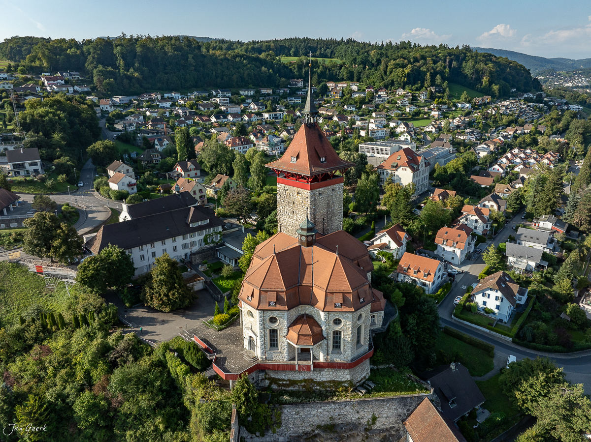 Reformierte Kirche Schönenwerd mit Doppelturm, umgeben von Wohnhäusern und grüner Landschaft, Sommeraufnahme Mittelland Schweiz – Jan Geerk Fotograf Basel
