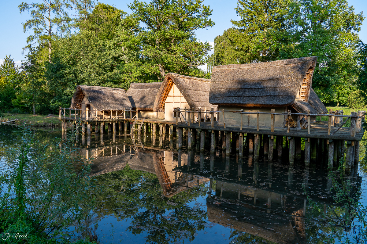 Rekonstruierte Pfahlbauten am Wasser im Bally Park Schönenwerd, Solothurn, Schweiz – Jan Geerk Fotograf Basel