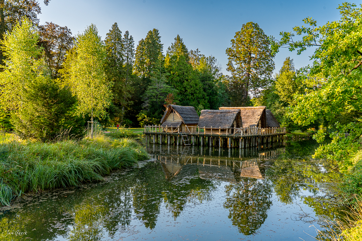 Pfahlbauten am Wasser im Schönenwerd Park, grüne Bäume, Herbstlicht, Solothurn Schweiz – Jan Geerk Fotograf Basel