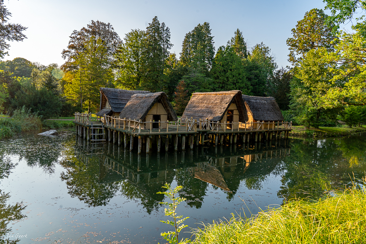 Historische Pfahlbauten am Wasser im Herbst Schönenwerd Solothurn Schweiz – Jan Geerk Fotograf Basel