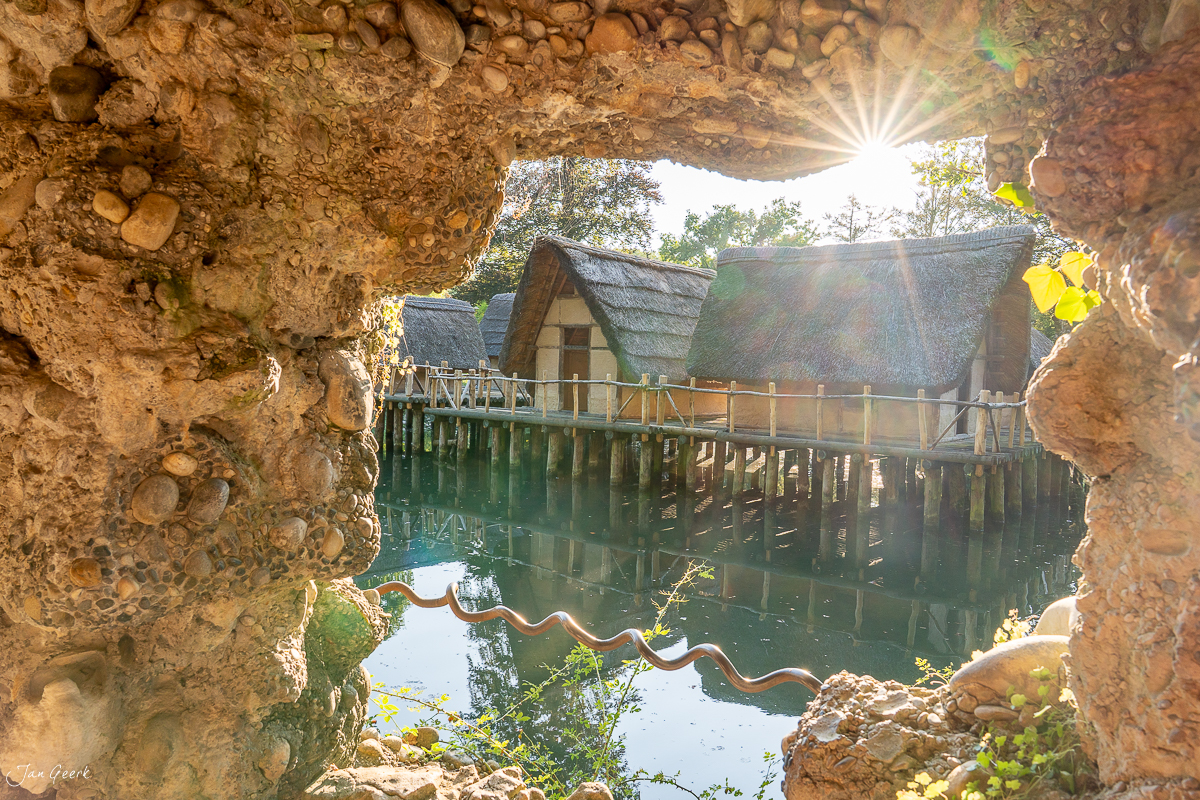 Pfahlbauten und Häuser am Wasser in Schönenwerd, Solothurn, sonniges Licht, Schweiz – Jan Geerk Fotograf Basel