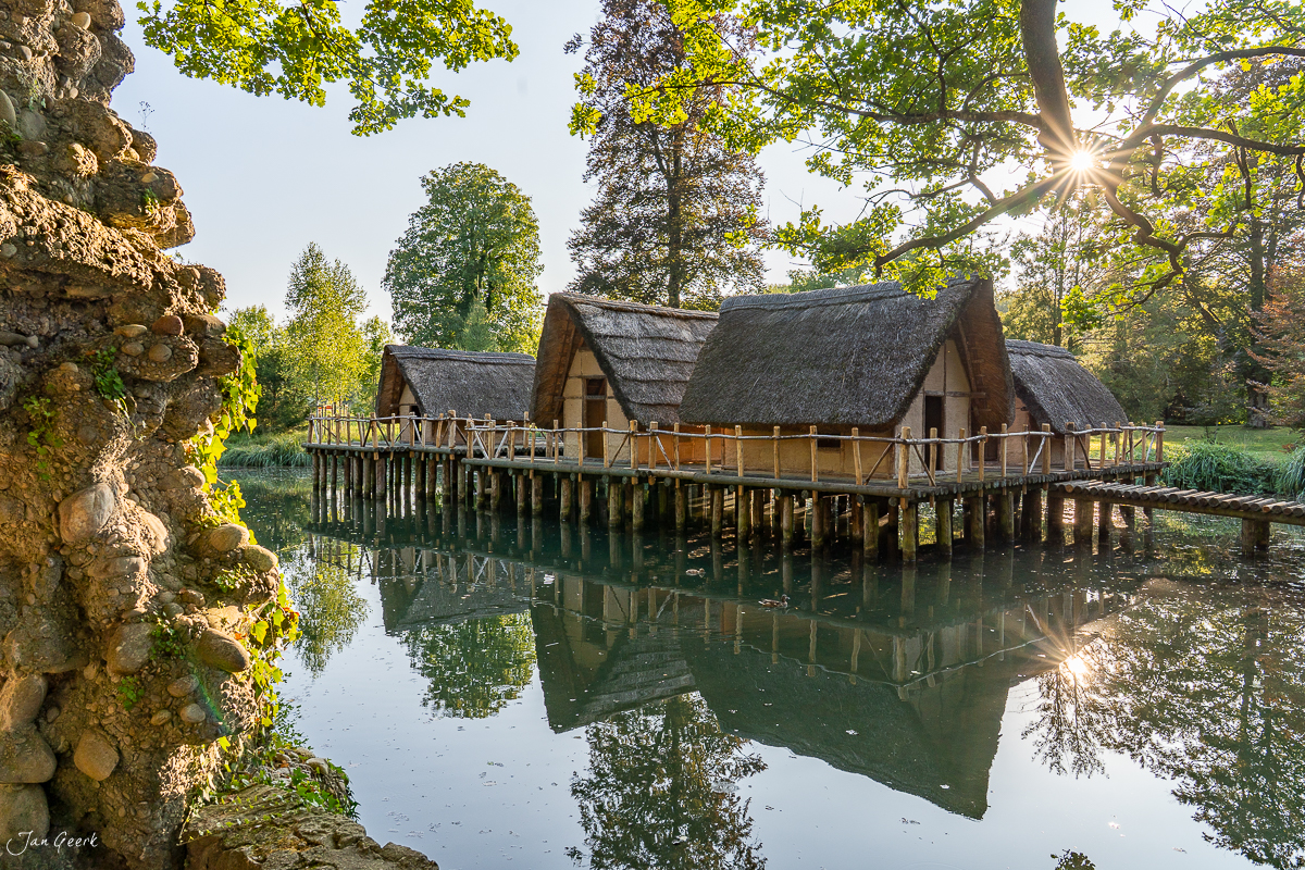 Rekonstruierte Pfahlbauten am Wasser in Schönenwerd mit Spiegelung, Frühling, Solothurn, Schweiz – Jan Geerk Fotograf Basel