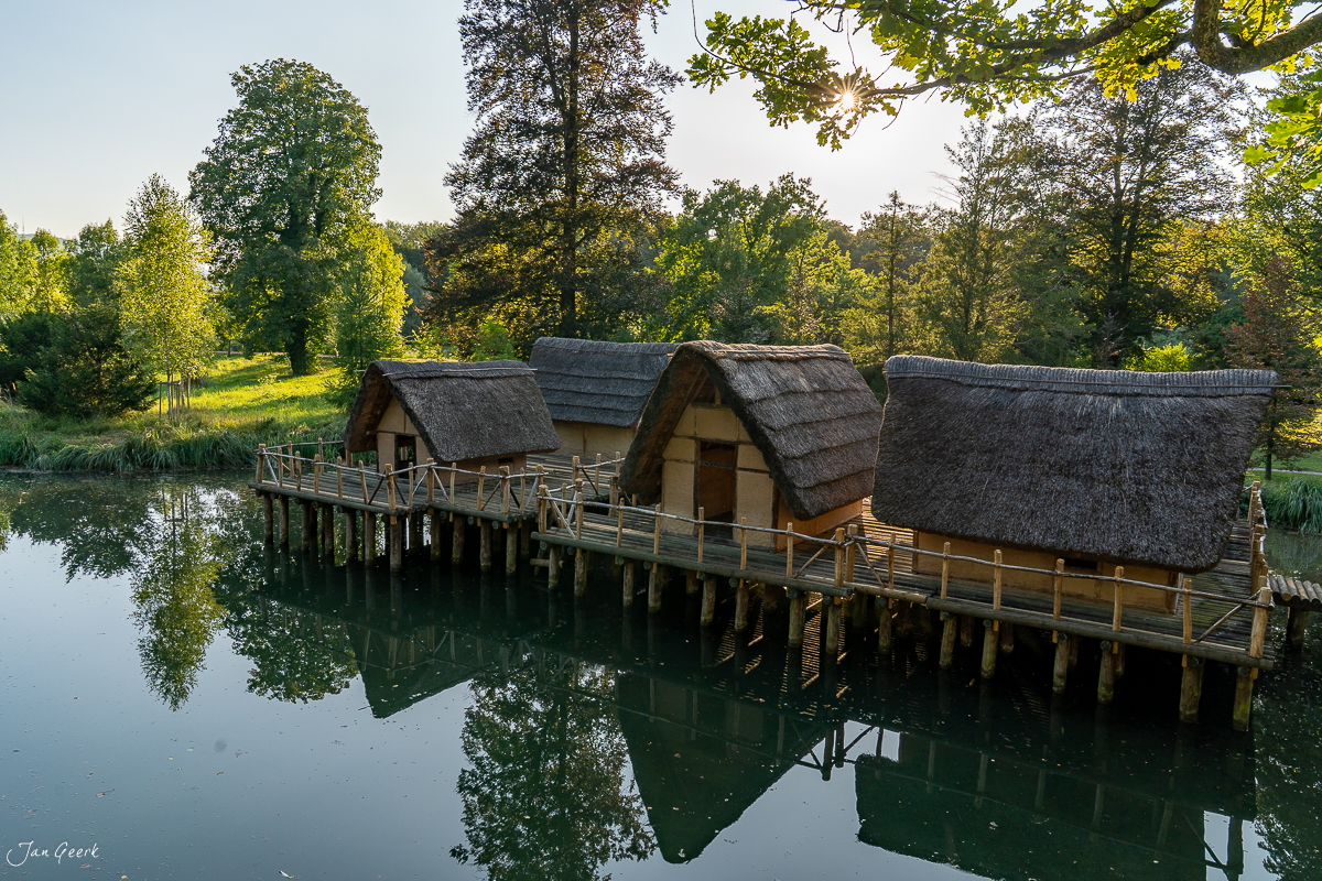 Historische Pfahlbauten im Schönenwerd Park am Wasser, grüne Herbststimmung, Solothurn Schweiz – Jan Geerk Fotograf Basel
