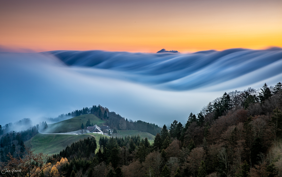 Nebelwelle über dem Bölchen mit Bauernhaus in herbstlicher Morgenstimmung, Baselland Schweiz – Jan Geerk Fotograf Basel