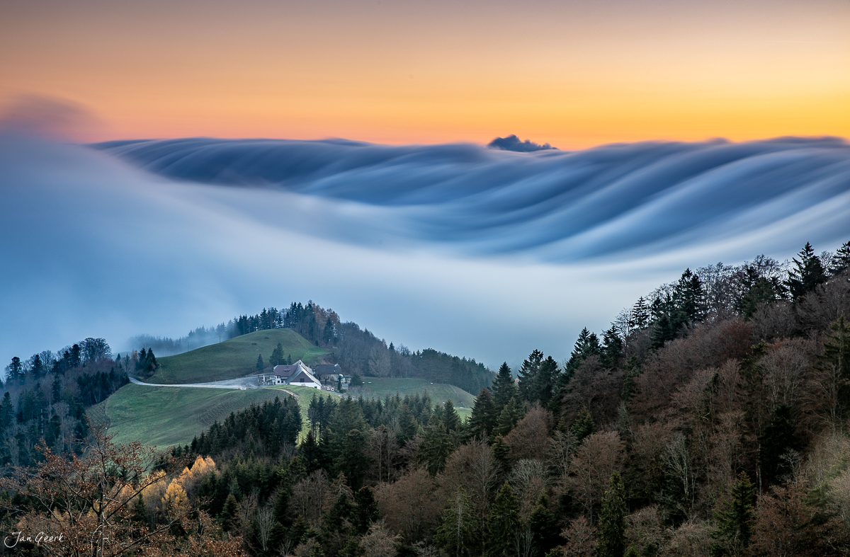 Nebelwelle über dem Bölchen mit Herbstwald und Bauernhof in der Nordwestschweiz – Jan Geerk Fotograf Basel