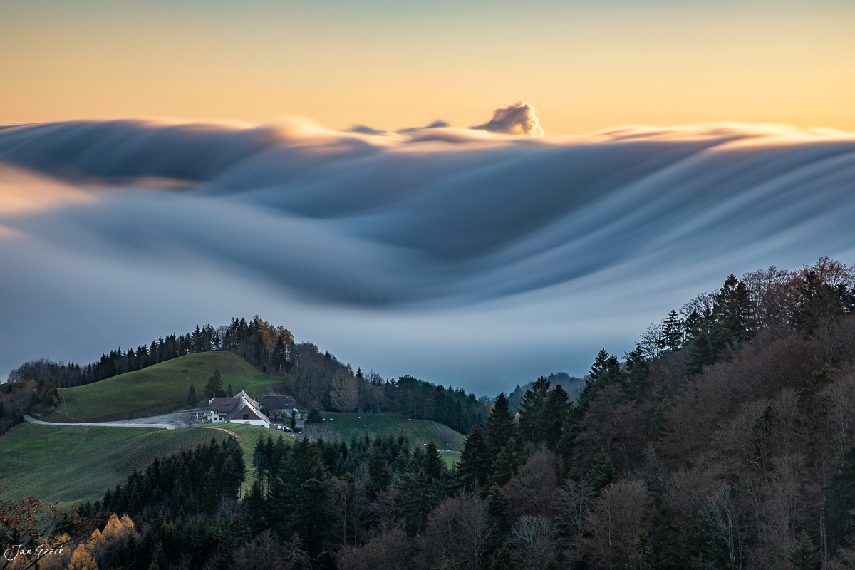 Nebelwelle über Bölchen mit Bergkapelle, Herbststimmung, Baselbiet Schweiz – Jan Geerk Fotograf Basel