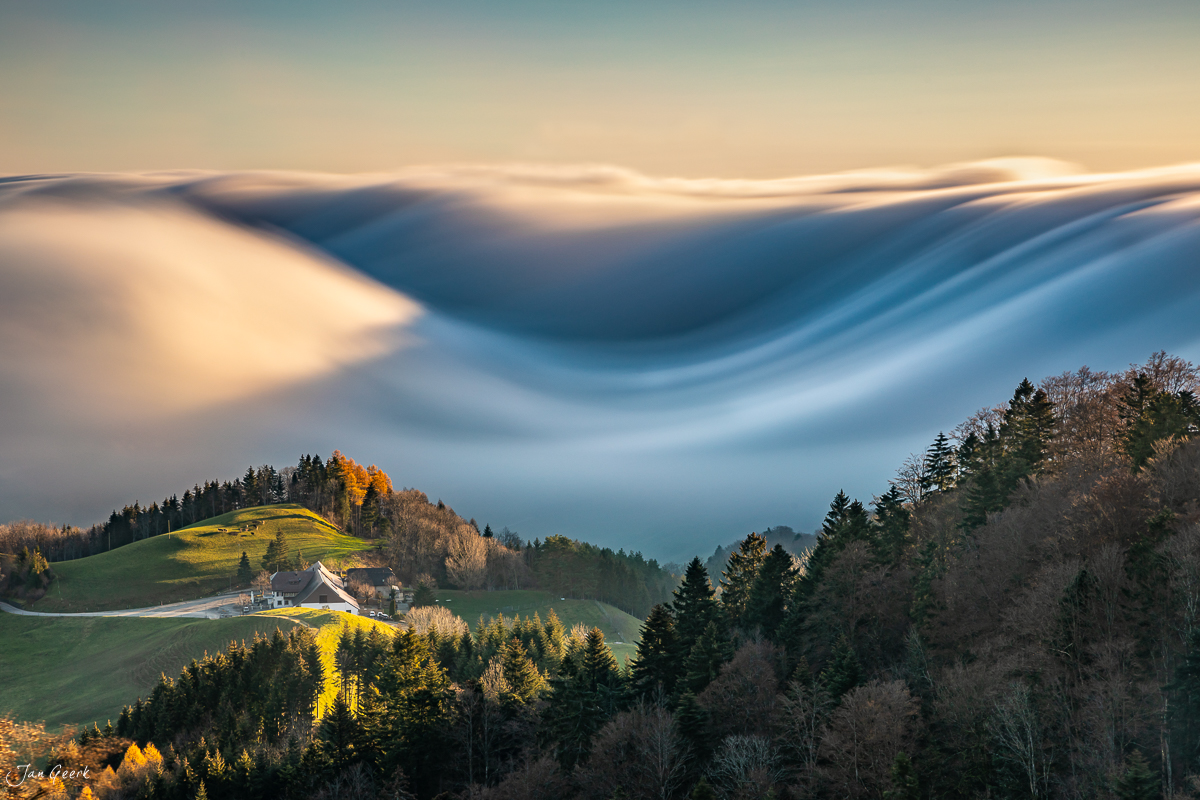 Nebelmeer über dem Bölchen im Herbst, sanfte Hügellandschaft im Baselbiet, Schweiz – Jan Geerk Fotograf Basel