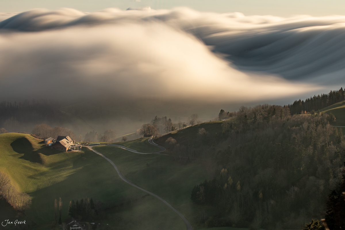 Nebelwelle über Bölchen mit Bauernhof und Waldlandschaft im Herbst Nordwestschweiz Baselland Schweiz – Jan Geerk Fotograf Basel