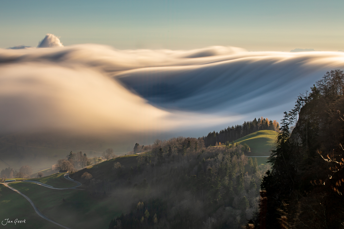 Nebelwelle über Bölchen mit Herbstwald und Kantlicht in der Nordwestschweiz Schweiz – Jan Geerk Fotograf Basel