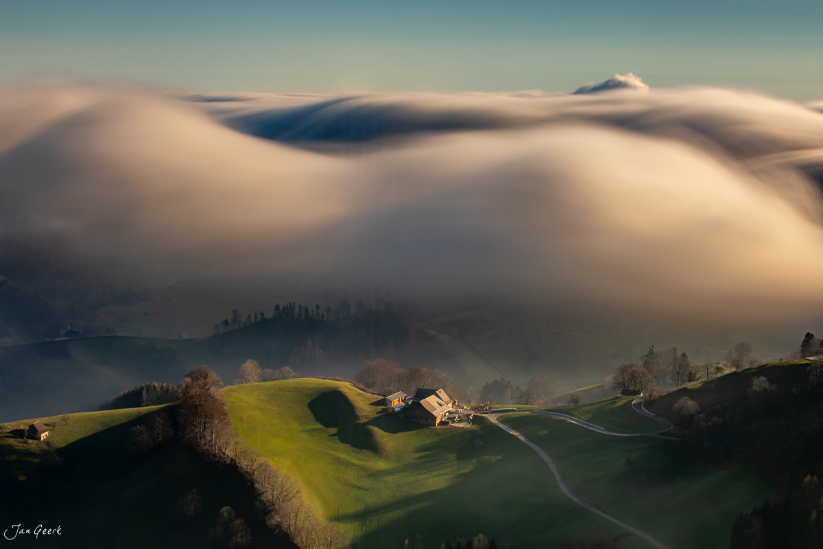 Nebelmeer und Hügellandschaft am Bölchen im Baselbiet, Herbstlicht, Schweiz – Jan Geerk Fotograf Basel
