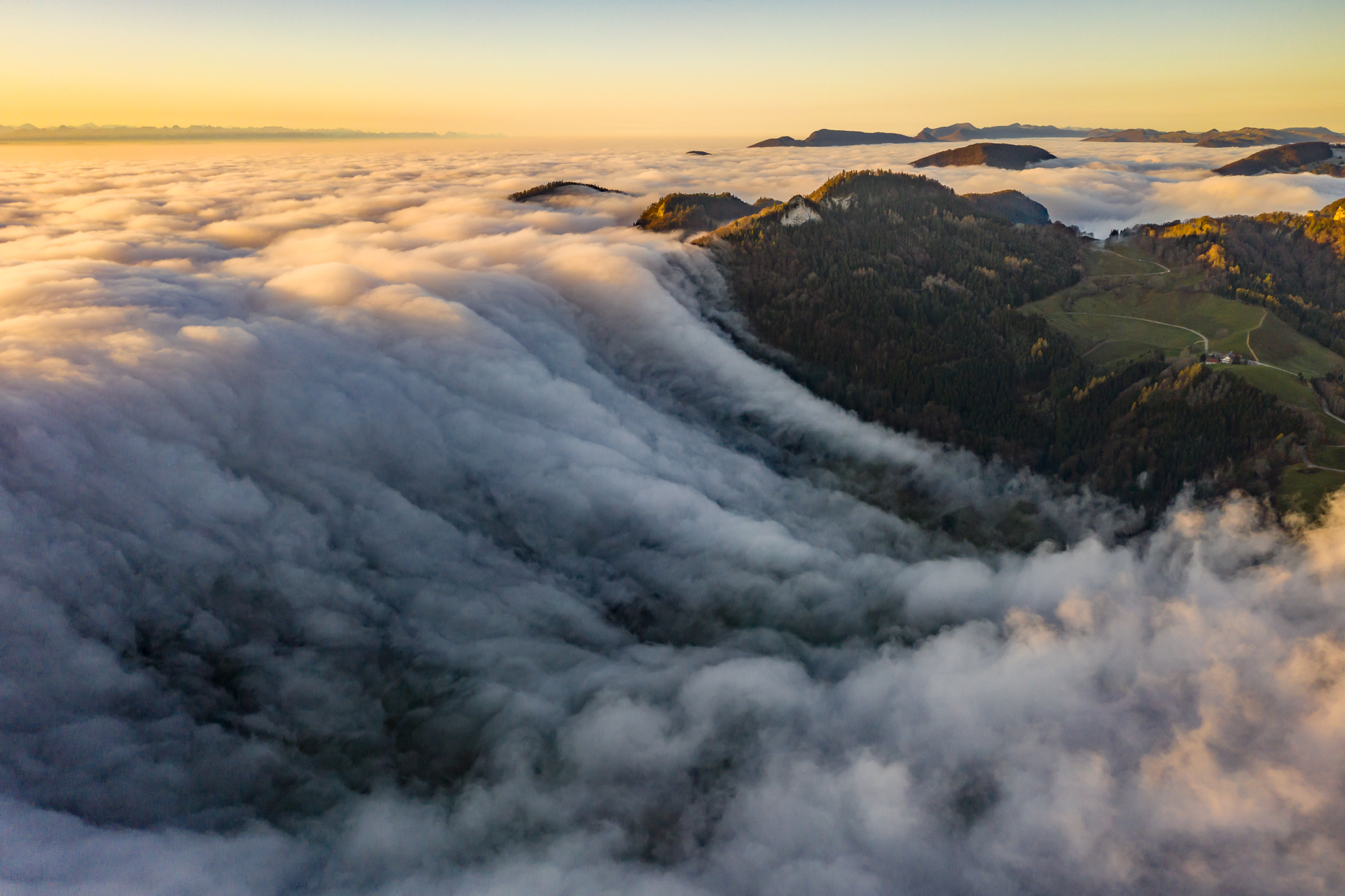 Nebelmeer über dem Bölchen in herbstlicher Morgenstimmung, Baselland Schweiz – Jan Geerk Fotograf Basel