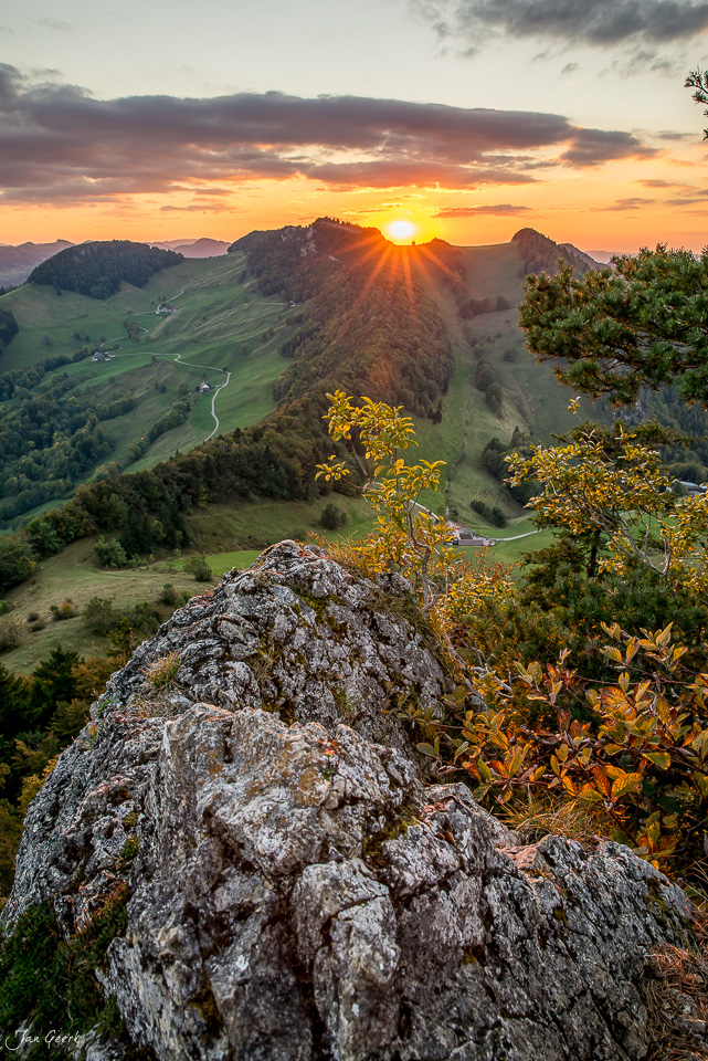 Sonnenaufgang über dem Passwang mit Felsvorsprung, grüne Jurahügel, Herbststimmung Baselland Schweiz – Jan Geerk Fotograf Basel