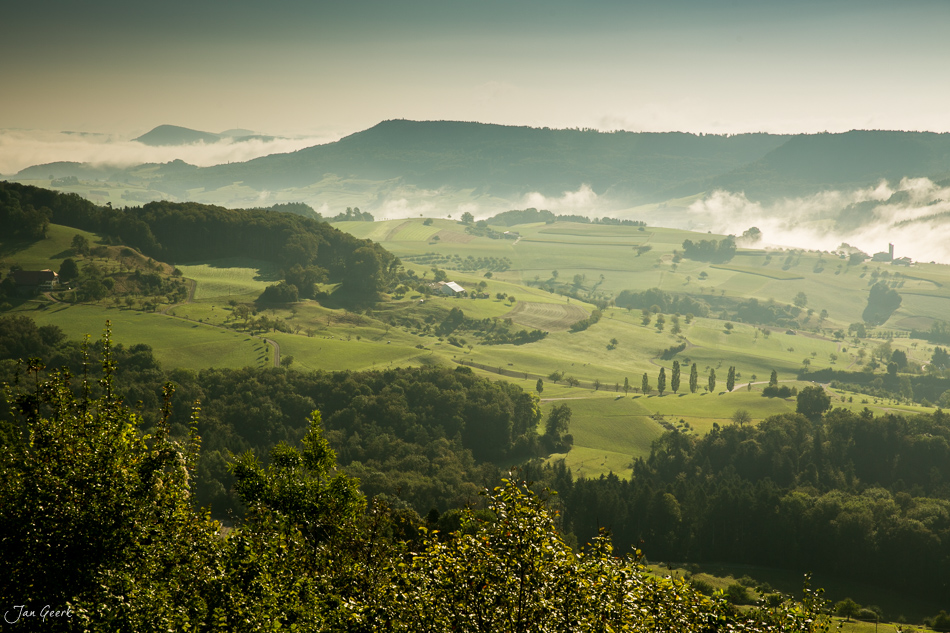 Blick auf die Ruine Farnsburg im Jura mit grünen Wiesen und Nebel im Sommer, Baselland Schweiz – Jan Geerk Fotograf Basel