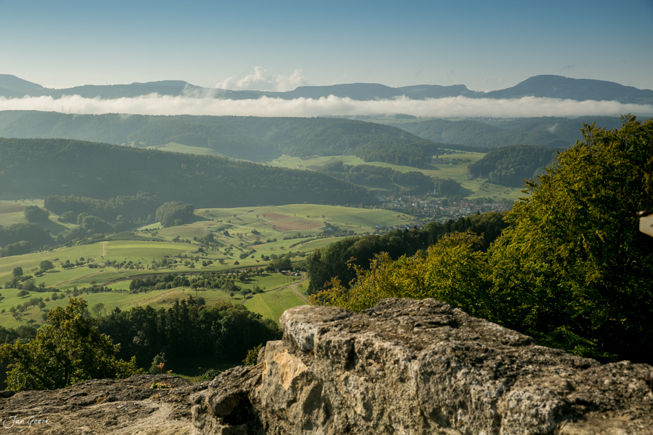 Ruine Farnsburg mit Blick ins grüne Tal, Sommerliche Landschaft der Nordwestschweiz – Jan Geerk Fotograf Basel