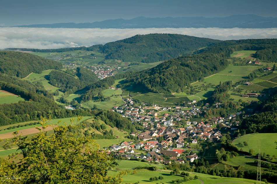 Idyllisches Dorf Farnsburg im grünen Tal des Jura, Sommer in der Nordwestschweiz – Jan Geerk Fotograf Basel