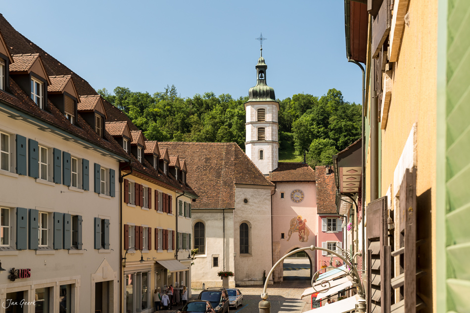 Altstadt Laufen mit Kirche und historischen Häusern, sonniger Sommertag, Baselland Schweiz – Jan Geerk Fotograf Basel