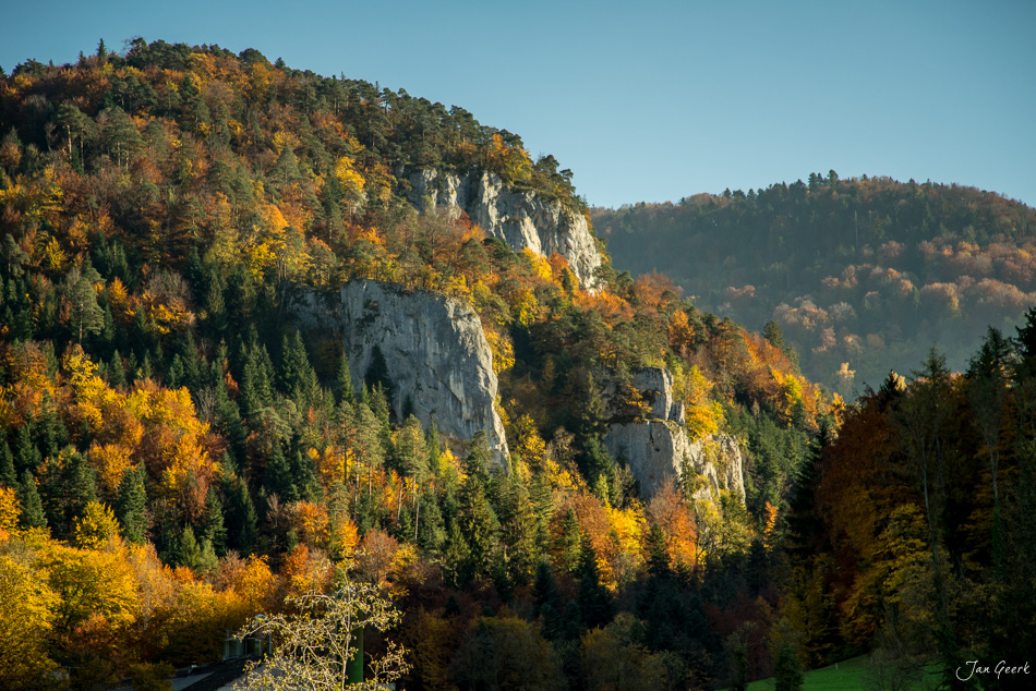Erzberg Kalkfelsen mit Herbstwald und Nebelwelle im Jura der Schweiz – Jan Geerk Fotograf Basel