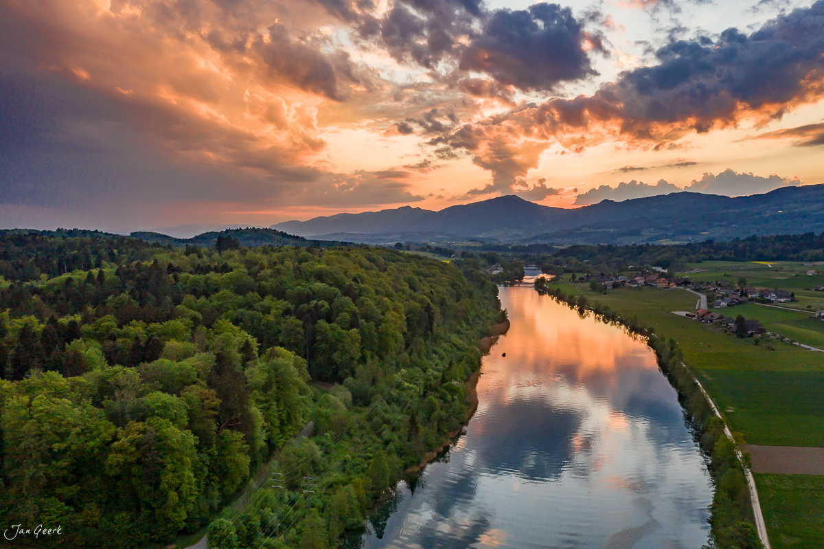 Aare-Fluss bei Oensingen mit Sonnenuntergang, grüne Wälder und Berge, Nordwestschweiz Schweiz – Jan Geerk Fotograf Basel