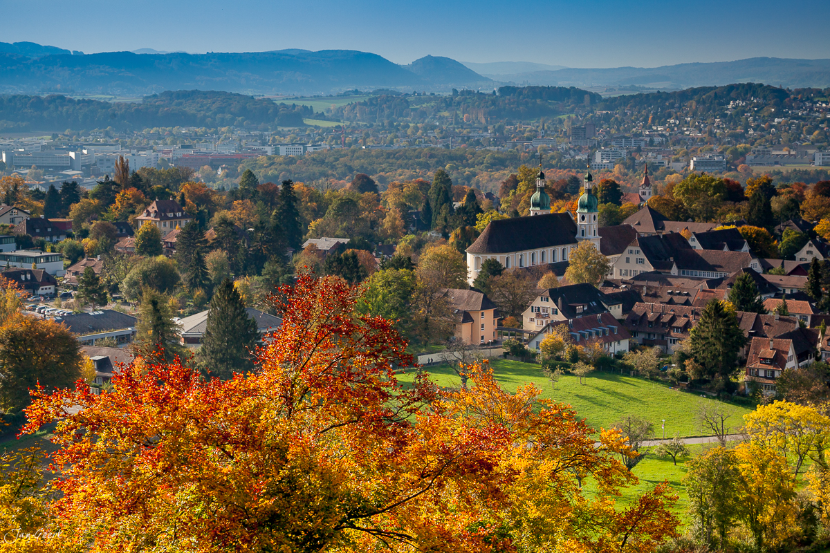 Herbstliche Panorama-Ansicht Arlesheim Baselland mit farbigen Bäumen und Kirche Nordwestschweiz