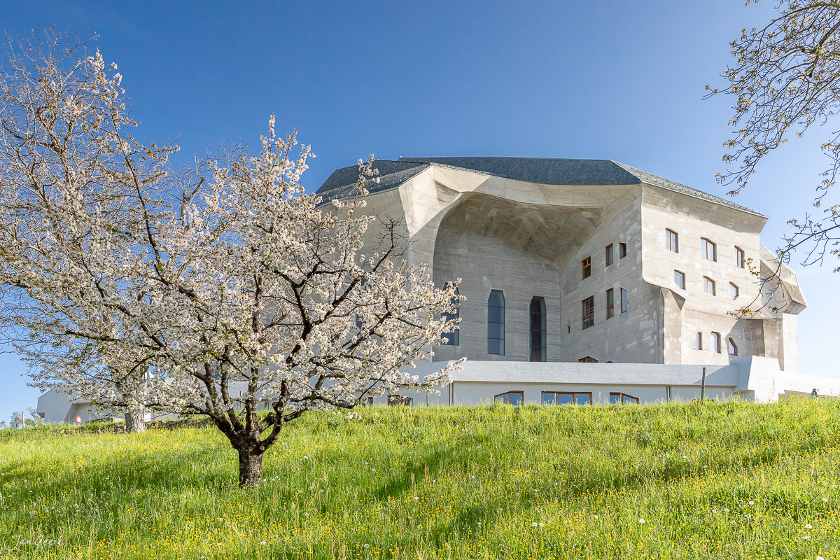 Goetheanum Dornach Frühling Kirschblüte Baselland Schweiz Jan Geerk Fotograf Basel
