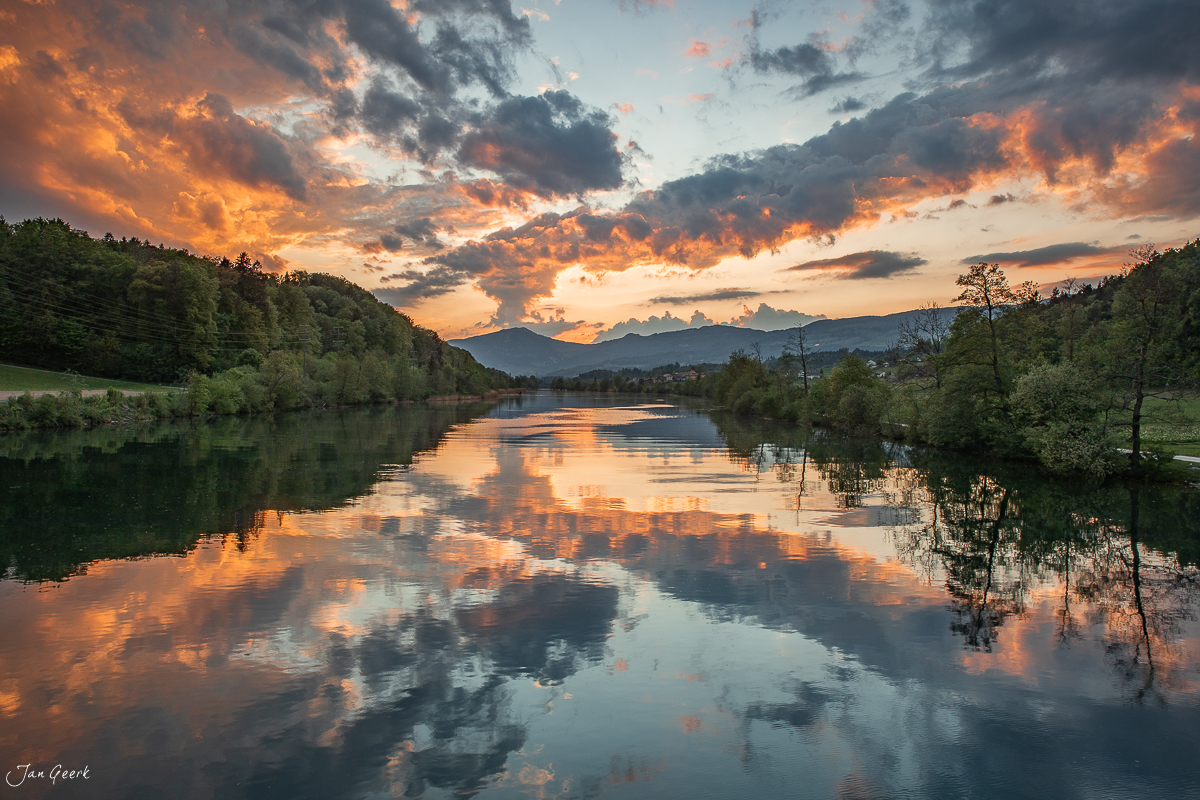 Aare Fluss bei Sonnenuntergang mit dramatischem Himmel, Bannwil Schweiz – Jan Geerk Fotograf Basel