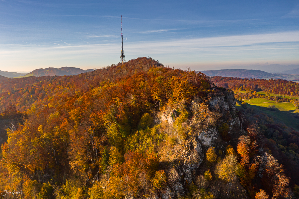 Herbstliche Waldlandschaft mit Sendeturm auf Felsen im Herbst, Nordwestschweiz – Jan Geerk Fotograf Basel