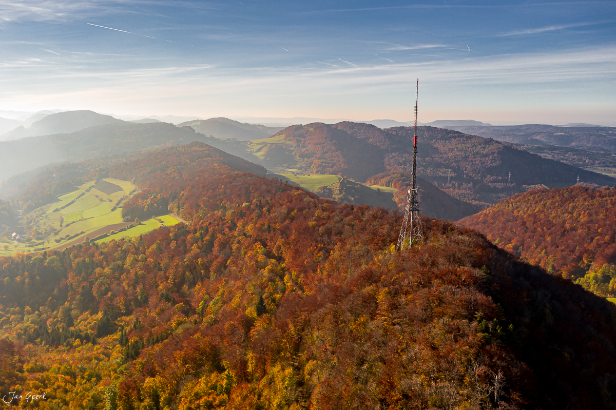 Herbstliches Gebirgspanorama mit Funkturm im Schwarzwald, Farbspiel der Laubwälder in Herbststimmung Schweiz – Jan Geerk Fotograf Basel