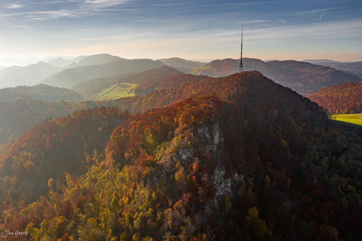 Herbstliche Berglandschaft mit Sendeturm und buntem Laubwald in der Nordwestschweiz – Jan Geerk Fotograf Basel