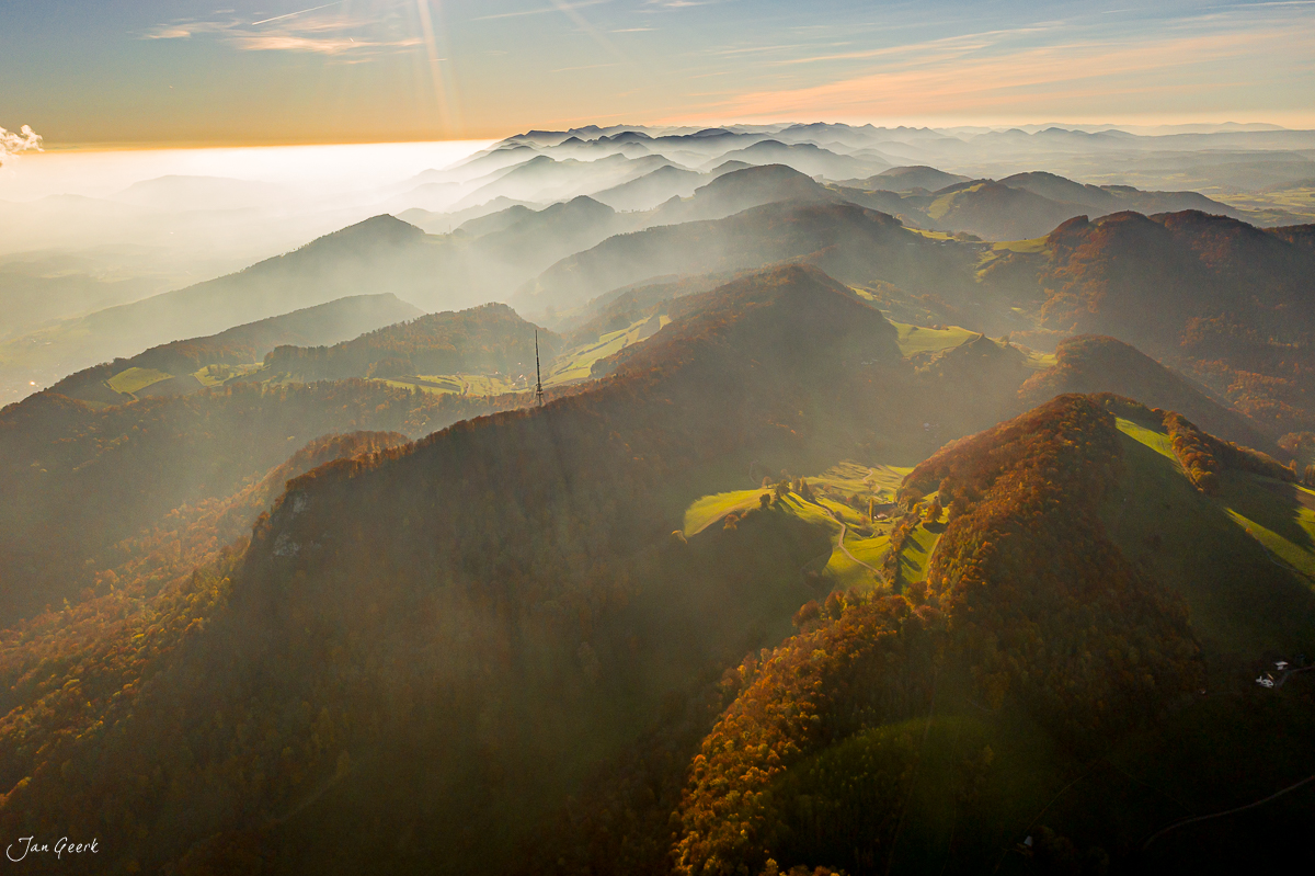Herbstliche Berglandschaft mit Nebelmeer und Herbstwald, Appenzell Alpen, Nordwestschweiz – Jan Geerk Fotograf Basel