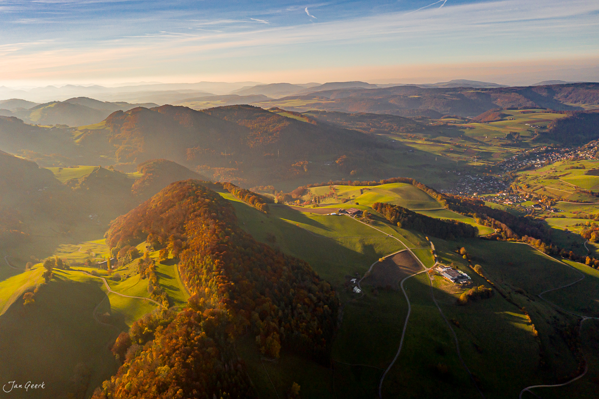 Herbstliche Flugaufnahme der Appenzeller Alpen mit Herbstwald und grünen Wiesen Nordostschweiz Jan Geerk Fotograf Basel