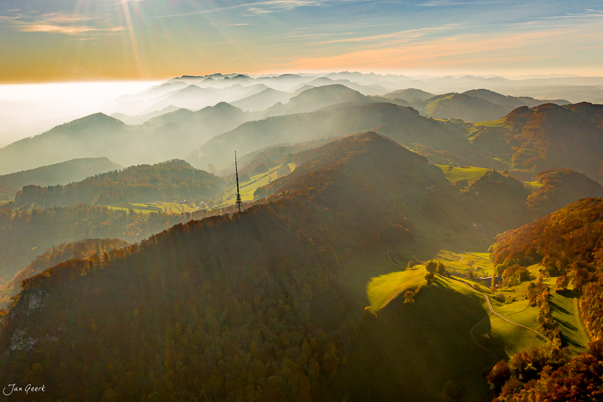 Herbstliche Berglandschaft mit Nebel und Wäldern in der Schweiz – Jan Geerk Fotograf Basel