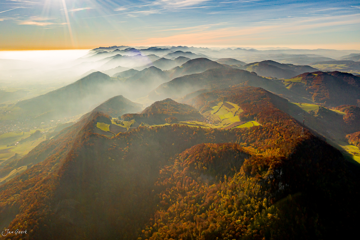 Herbstliche Berglandschaft mit Nebelmeer und Waldhängen in der Schweiz – Jan Geerk Fotograf Basel