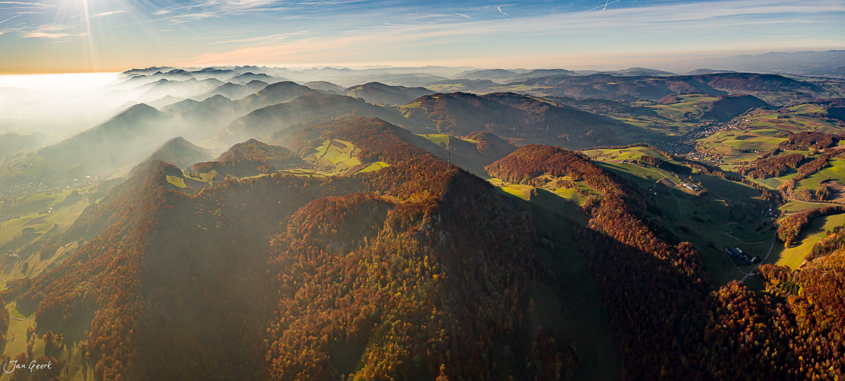 Herbstliche Berglandschaft mit Nebel und Wald in der Nordwestschweiz – Jan Geerk Fotograf Basel